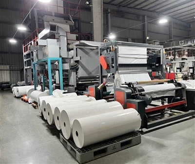 ¿Qué ancho pueden tener los rollos de película para embalaje de plástico?